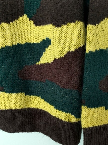 Yummy Sweater Co Womens Camo Print Sweater Size XS Green Brown NWT - Picture 3 of 6